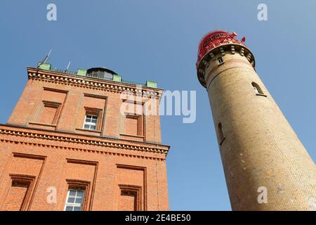 Vue sur le nouveau phare et le Schinkelturm à Cape Arkona, péninsule de Wittow, mer Baltique, île de Ruegen, Mecklembourg-Poméranie occidentale, Allemagne Banque D'Images