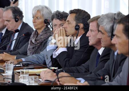 Le ministre français de la Culture, Frédéric Mitterrand, la ministre de l'Economie, Christine Lagarde, le ministre français de l'Ecologie, Jean-Louis Borloo, le président français, Nicolas Sarkozy, le ministre français des Affaires étrangères, Bernard Kouchner et le ministre de la Défense, Herve Morin, et Eric Besson, assistent à une réunion au Palais Alvorada, à Brasilia, au Brésil, le 7 septembre 2009. Nicolas Sarkozy effectue une visite de deux jours au Brésil dans le cadre des commémorations de l'année française au Brésil. Photo par Elodie Gregoire/ABACAPRESS.COM Banque D'Images