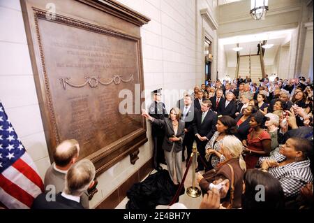 Nancy Pelosi, présidente de la Chambre, et des membres de sa famille, assistent à une cérémonie de dédicace d'une plaque du vol 93 de United Airlines au Capitole, à Washington, D.C., aux États-Unis, le 9 septembre 2009. Photo par Olivier Douliery/ABACAPRESS.COM Banque D'Images