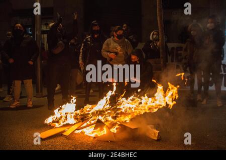 Barcelone, Catalogne, Espagne. 22 janvier 2021. Protesster est vu se réchauffer dans le feu de joie.l'Union de logement du quartier de Raval de Barcelone a appelé une manifestation pour exiger de la ville des solutions pour un bâtiment qui est sans aucune installation et une alternative de logement pour tous les résidents dans le quartier qui souffrent de l'énergie et de l'eau coupes. Credit: Thiago Prudencio/DAX/ZUMA Wire/Alay Live News Banque D'Images