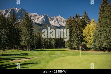 Vue sur le parcours de golf Canmore, Mount Rundle, Cascade Mountain, Canmore, Alberta, Canada Banque D'Images