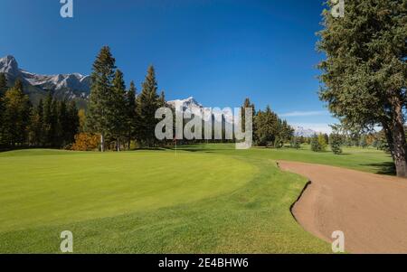 Vue sur le parcours de golf Canmore, Mount Rundle, Cascade Mountain, Canmore, Alberta, Canada Banque D'Images