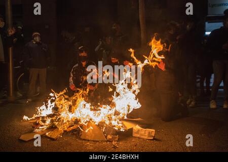 Barcelone, Catalogne, Espagne. 22 janvier 2021. Les manifestants sont vus s'échauffer sur feu de camp.l'Union de logement du quartier de Raval à Barcelone a appelé une manifestation pour exiger des conseils municipaux des solutions pour un bâtiment qui est sans aucune installation et une alternative de logement pour tous les résidents du quartier qui souffrent d'électricité et d'eau coupes. Credit: Thiago Prudencio/DAX/ZUMA Wire/Alay Live News Banque D'Images