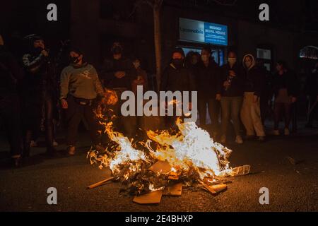 Barcelone, Catalogne, Espagne. 22 janvier 2021. Les manifestants sont vus s'échauffer sur feu de camp.l'Union de logement du quartier de Raval à Barcelone a appelé une manifestation pour exiger des conseils municipaux des solutions pour un bâtiment qui est sans aucune installation et une alternative de logement pour tous les résidents du quartier qui souffrent d'électricité et d'eau coupes. Credit: Thiago Prudencio/DAX/ZUMA Wire/Alay Live News Banque D'Images