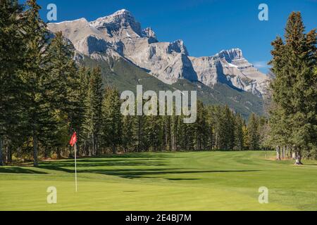 Vue sur le parcours de golf Canmore, Mount Rundle, Cascade Mountain, Canmore, Alberta, Canada Banque D'Images