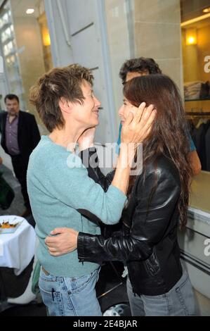 Jane Birkin et Bambou assistent à l'exposition « Merge Gainsbourg » de Tony Frank qui s'est tenue au magasin Renoma à Paris, en France, le 10 septembre 2009. Photo de Thierry Orban/ABACAPRESS.COM Banque D'Images