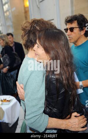 Jane Birkin et Bambou assistent à l'exposition « Merge Gainsbourg » de Tony Frank qui s'est tenue au magasin Renoma à Paris, en France, le 10 septembre 2009. Photo de Thierry Orban/ABACAPRESS.COM Banque D'Images