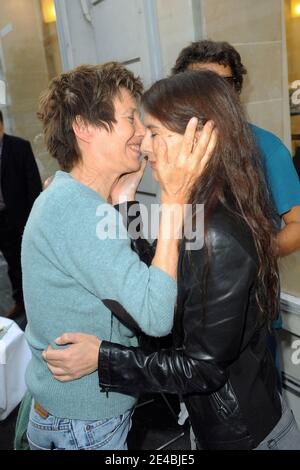 Jane Birkin et Bambou assistent à l'exposition « Merge Gainsbourg » de Tony Frank qui s'est tenue au magasin Renoma à Paris, en France, le 10 septembre 2009. Photo de Thierry Orban/ABACAPRESS.COM Banque D'Images