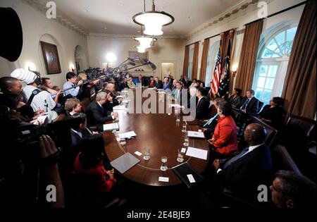 « le président Barack Obama s'exprime lors d'une réunion avec des membres du Cabinet dans la salle du Cabinet, le 10 septembre 2009 à Washington, DC. Au cours de la réunion, le président Obama a déclaré qu'il acceptait les excuses du député Joe Wilson (R-S.C.) pour avoir crié au « vous mentir » lors du discours d'Obama sur la réforme des soins de santé lors d'une session conjointe du Congrès. Photo par Olivier Douliery/ABACAPRESS.COM' Banque D'Images