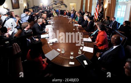 « le président Barack Obama s'exprime lors d'une réunion avec des membres du Cabinet dans la salle du Cabinet, le 10 septembre 2009 à Washington, DC. Au cours de la réunion, le président Obama a déclaré qu'il acceptait les excuses du député Joe Wilson (R-S.C.) pour avoir crié au « vous mentir » lors du discours d'Obama sur la réforme des soins de santé lors d'une session conjointe du Congrès. Photo par Olivier Douliery/ABACAPRESS.COM' Banque D'Images