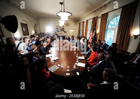 « le président Barack Obama s'exprime lors d'une réunion avec des membres du Cabinet dans la salle du Cabinet, le 10 septembre 2009 à Washington, DC. Au cours de la réunion, le président Obama a déclaré qu'il acceptait les excuses du député Joe Wilson (R-S.C.) pour avoir crié au « vous mentir » lors du discours d'Obama sur la réforme des soins de santé lors d'une session conjointe du Congrès. Photo par Olivier Douliery/ABACAPRESS.COM' Banque D'Images