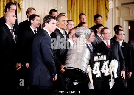 Le président Barack Obama pose sur scène lors d'une cérémonie en l'honneur des Penguins de Pittsburgh pour leur victoire au championnat de la coupe Stanley 2009, le 10 septembre 2009 à Washington, DC, USA, le 10 septembre 2009. Photo par Olivier Douliery /ABACAPRESS.COM Banque D'Images