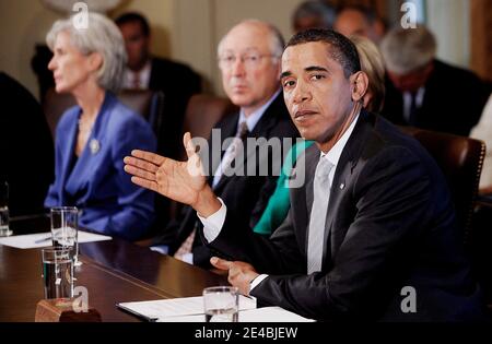 « le président Barack Obama s'exprime lors d'une réunion avec des membres du Cabinet dans la salle du Cabinet, le 10 septembre 2009 à Washington, DC. Au cours de la réunion, le président Obama a déclaré qu'il acceptait les excuses du député Joe Wilson (R-S.C.) pour avoir crié au « vous mentir » lors du discours d'Obama sur la réforme des soins de santé lors d'une session conjointe du Congrès. Photo par Olivier Douliery/ABACAPRESS.COM' Banque D'Images