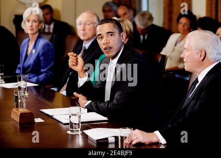 « le président Barack Obama s'exprime lors d'une réunion avec des membres du Cabinet dans la salle du Cabinet, le 10 septembre 2009 à Washington, DC. Au cours de la réunion, le président Obama a déclaré qu'il acceptait les excuses du député Joe Wilson (R-S.C.) pour avoir crié au « vous mentir » lors du discours d'Obama sur la réforme des soins de santé lors d'une session conjointe du Congrès. Photo par Olivier Douliery/ABACAPRESS.COM' Banque D'Images