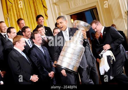 Le président Barack Obama porte la coupe Stanley sur scène lors d'une cérémonie en l'honneur des pingouins de Pittsburgh pour leur victoire au championnat de la coupe Stanley 2009, le 10 septembre 2009 à Washington, DC, Etats-Unis, le 10 septembre 2009. Photo par Olivier Douliery /ABACAPRESS.COM Banque D'Images