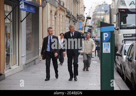 Dominique de Villepin, ancien Premier ministre français, quitte la station de radio française « Europe 1 » à Paris, le 11 septembre 2009, après une interview avec Jean-Pierre Elkabbach. Photo de Mousse/ABACAPRESS.COM Banque D'Images