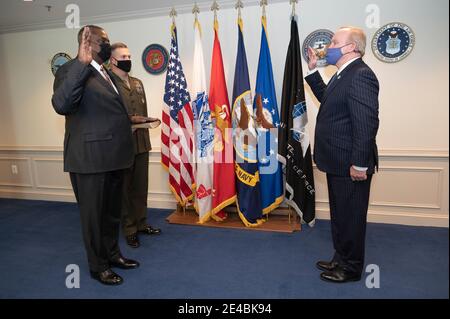 Arlington, États-Unis d'Amérique. 22 janvier 2021. Le secrétaire américain à la Défense Lloyd J. Austin III, à gauche, est assermenté par le directeur des services du QG de Washington, David Muir, à droite, au Pentagone le 22 janvier 2021 à Arlington, en Virginie. Austin a été plus tôt confirmé et assermenté comme premier secrétaire afro-américain à la défense. Credit: Planetpix/Alamy Live News Banque D'Images