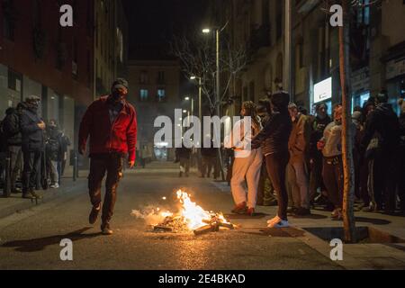 Barcelone, Catalogne, Espagne. 22 janvier 2021. Les manifestants sont vus autour du feu de joie.l'Union de logement du quartier de Raval de Barcelone a appelé une manifestation à exiger de la ville des solutions pour un bâtiment qui est sans aucune installation et une alternative de logement pour tous les résidents dans le quartier qui souffrent de coupures d'électricité et d'eau. Credit: Thiago Prudencio/DAX/ZUMA Wire/Alay Live News Banque D'Images