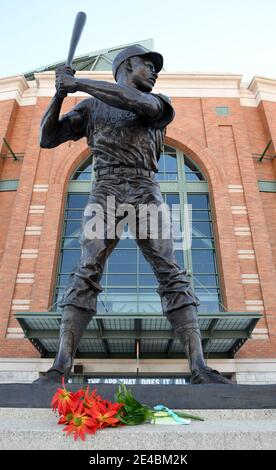 Milwaukee, Wisconsin, États-Unis. 22 janvier 2021. Reporters et fans sont venus à American Family Field (connu sous le nom de Miller Park jusqu'à cette année) à Milwaukee après le grand baseball Hank Aaron est mort à Atlanta le 22 janvier 2021. Il avait 86 ans. Une statue d'Aaron est en face du stade. Aaron a joué dans le stade du comté de Milwaukee, qui a été démoli quand l'American Family Field a été construit à côté, pour les Milwaukee Braves et les Milwaukee Brewers. Il a été le premier joueur à battre le record de carrière à domicile de Babe Ruth. (Image de crédit : © Mark HertzbergZUMA Wire) Banque D'Images