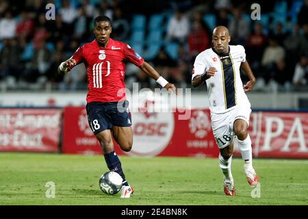 Franck Beria de Lille se bat pour le ballon avec Stephane Dalmat lors du match de football de la 1ère Ligue française entre Lille et Sochaux au stade Lille Metropole, à Villeneuve d'Ascq, près de Lille, France, le 12 septembre 2009. Lille a gagné 1-0. Photo de Sylvain Lefev Banque D'Images