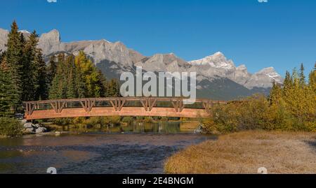 Pont sur le ruisseau Policeman, Rundle Mountain, Canmore (Alberta), Canada Banque D'Images