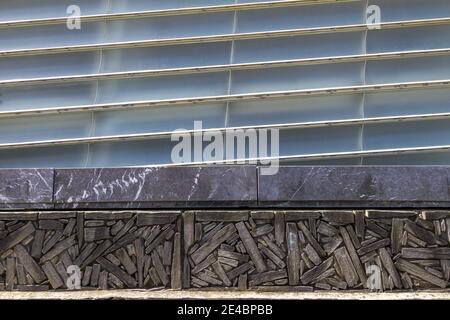 Mur avec pièces décoratives jointes de bois coupé sur un arrière-plan métallique à motifs Banque D'Images