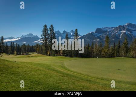 Vue sur le terrain de golf Silvertip, Mount Lougheed, Three Sisters, Canmore, Alberta, Canada Banque D'Images