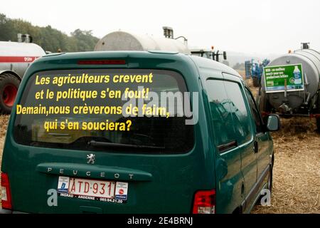 Des milliers d'agriculteurs avec 400 tracteurs déversent environ 4 millions de litres de lait dans un champ de Ciney, dans le sud de la Belgique, le 16 2009 septembre, alors que la colère s'est montée à cause de la baisse des prix. La dernière action à travers l'Europe vient après le ministe agricole de l'Union européenne Banque D'Images