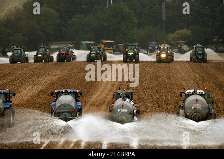 Des milliers d'agriculteurs avec 400 tracteurs déversent environ 4 millions de litres de lait dans un champ de Ciney, dans le sud de la Belgique, le 16 2009 septembre, alors que la colère s'est montée à cause de la baisse des prix. La dernière action à travers l'Europe vient après le ministe agricole de l'Union européenne Banque D'Images