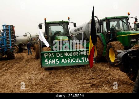Des milliers d'agriculteurs avec 400 tracteurs déversent environ 4 millions de litres de lait dans un champ de Ciney, dans le sud de la Belgique, le 16 2009 septembre, alors que la colère s'est montée à cause de la baisse des prix. La dernière action à travers l'Europe vient après le ministe agricole de l'Union européenne Banque D'Images