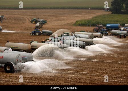 Des milliers d'agriculteurs avec 400 tracteurs déversent environ 4 millions de litres de lait dans un champ de Ciney, dans le sud de la Belgique, le 16 2009 septembre, alors que la colère s'est montée à cause de la baisse des prix. La dernière action à travers l'Europe vient après le ministe agricole de l'Union européenne Banque D'Images