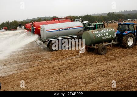 Des milliers d'agriculteurs avec 400 tracteurs déversent environ 4 millions de litres de lait dans un champ de Ciney, dans le sud de la Belgique, le 16 2009 septembre, alors que la colère s'est montée à cause de la baisse des prix. La dernière action à travers l'Europe vient après le ministe agricole de l'Union européenne Banque D'Images
