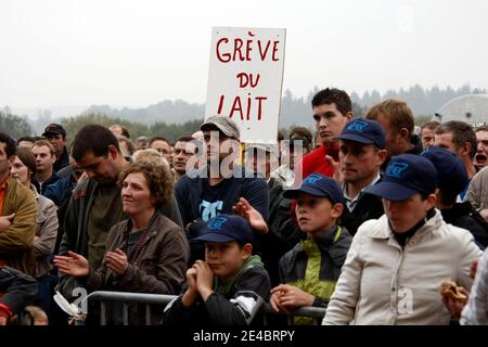 Des milliers d'agriculteurs avec 400 tracteurs déversent environ 4 millions de litres de lait dans un champ de Ciney, dans le sud de la Belgique, le 16 2009 septembre, alors que la colère s'est montée à cause de la baisse des prix. La dernière action à travers l'Europe vient après le ministe agricole de l'Union européenne Banque D'Images