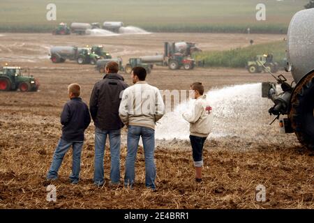 Des milliers d'agriculteurs avec 400 tracteurs déversent environ 4 millions de litres de lait dans un champ de Ciney, dans le sud de la Belgique, le 16 2009 septembre, alors que la colère s'est montée à cause de la baisse des prix. La dernière action à travers l'Europe vient après le ministe agricole de l'Union européenne Banque D'Images