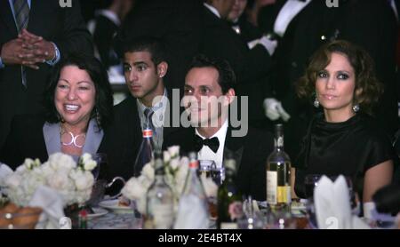 La juge de la Cour suprême Sonia Sotomayor, Marc Anthony et sa femme Jennifer Lopez regardent le président Barack Obama et la première dame Michelle Obama lors du dîner du Congressional Hispanic Caucus Institute (CHCI) à Washington DC, Etats-Unis, le 16 septembre 2009. Photo de Dennis Brack/ABACAPRESS.COM (photo : Marc Anthony, Jennifer Lopez, Sonia Sotomayor) Banque D'Images