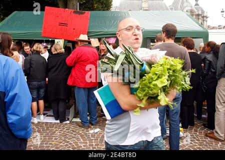 Pour contre-entendre les prix d'achats de leurs producteurs fixes par la grande distribution et inferieurs séson eux au prix de production, les agriculteurs de la région Nord pas-de-Calais ont improvisé un marché devant la préfecture et vendent leurs légions Banque D'Images