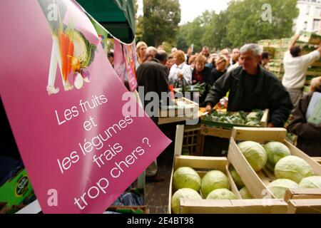 Pour contre-entendre les prix d'achats de leurs producteurs fixes par la grande distribution et inferieurs séson eux au prix de production, les agriculteurs de la région Nord pas-de-Calais ont improvisé un marché devant la préfecture et vendent leurs légions Banque D'Images
