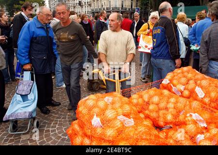 Pour contre-entendre les prix d'achats de leurs producteurs fixes par la grande distribution et inferieurs séson eux au prix de production, les agriculteurs de la région Nord pas-de-Calais ont improvisé un marché devant la préfecture et vendent leurs légions Banque D'Images