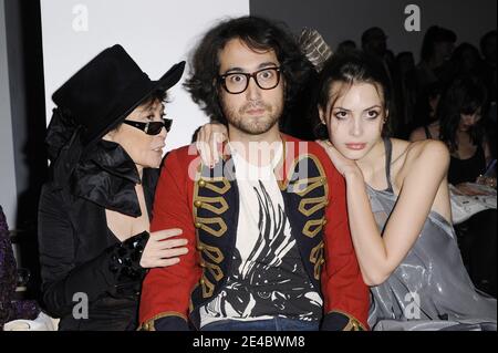 (G-D) Yoko Ono, Sean Lennon et le mannequin Charlotte Kemp Muhl assistent à la présentation de ThreeASFOUR Printemps/été 2010 lors de la semaine de la mode Mercedes-Benz aux studios Milk le 17 septembre 2009 à New York photo de Mehdi Taamallah/ABACAPRESS.COM (photo : Yoko Ono, Sean Lennon, Charlotte Kemp Muhl) Banque D'Images