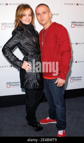 MENA Suvari et Simone Sestito assistent à la célébration de l'ouverture du magasin phare Tommy Hilfiger Fifth Avenue à New York, NY, États-Unis, le 17 septembre 2009. (Photo : Mena Suvari, Simone Sestito) photo de donna ward/ABACAPRESS.COM Banque D'Images