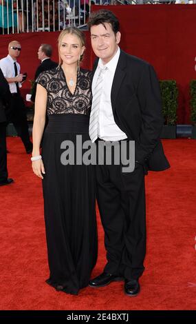 Charlie Sheen et Brooke Mueller arrivent au 61ème Prix annuel d'Emmy Primetime, qui s'est tenu au Nokia Theatre de Los Angeles, CA, Etats-Unis, le 20 septembre 2009. Photo de Lionel Hahn/ABACAPRESS.COM (en photo : Brooke Mueller, Charlie Sheen) Banque D'Images