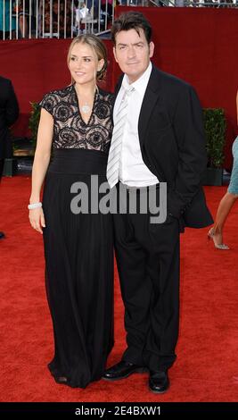 Charlie Sheen et Brooke Mueller arrivent au 61ème Prix annuel d'Emmy Primetime, qui s'est tenu au Nokia Theatre de Los Angeles, CA, Etats-Unis, le 20 septembre 2009. Photo de Lionel Hahn/ABACAPRESS.COM (en photo : Brooke Mueller, Charlie Sheen) Banque D'Images