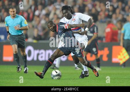 Claude Makelele de PSG lutte pour le ballon avec le Bafetimbi Gomis de Lyon lors du match de football de la première Ligue française, Paris Saint-Germain vs Olympique Lyonnais, au stade du Parc des Princes à Paris, France, le 20 septembre 2009. La correspondance s'est terminée par un tirage de 1-1. Photo de Henri Szwarc/ABACAPRESS.COM Banque D'Images