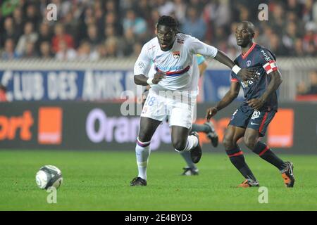 Claude Makelele de PSG lutte pour le ballon avec le Bafetimbi Gomis de Lyon lors du match de football de la première Ligue française, Paris Saint-Germain vs Olympique Lyonnais, au stade du Parc des Princes à Paris, France, le 20 septembre 2009. La correspondance s'est terminée par un tirage de 1-1. Photo de Henri Szwarc/ABACAPRESS.COM Banque D'Images