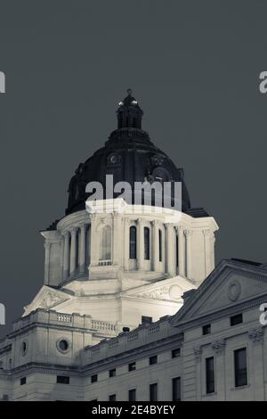 Vue à angle bas du capitole de l'État du Dakota du Sud au crépuscule, Pierre, comté de Hughes, Dakota du Sud, États-Unis Banque D'Images