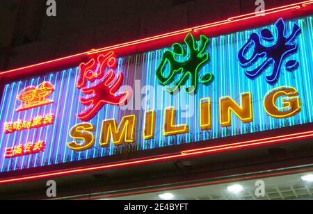 Le restaurant « Miling » est éclairé par des néons publicitaires au crépuscule, Nanjing Road, Huangpu District, Shanghai, République populaire de Chine Banque D'Images