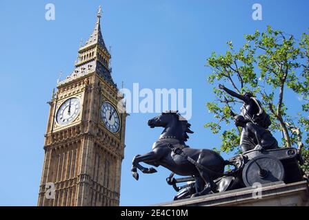 Big Ben tour de l'horloge et Statue de Boudicca Westminster Bridge, City of westminster, Greater London, Angleterre, Royaume-Uni Banque D'Images