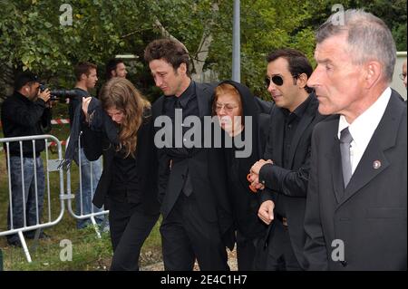 Parents assistant à la messe funéraire de l'acteur et chanteur français (de racines serbes) Filip Nikolic à l'église orthodoxe de Sainte-Geneviève-des-Bois, au sud de Paris, en France, le 24 septembre 2009. Filip Nikolic, l'ancien chanteur du célèbre boyband 2B3, est décédé à l'âge de 35 ans d'une crise cardiaque en raison d'une combinaison de pilules qu'il avait utilisées pour se mettre au sommeil. Il est devenu célèbre en France et en Europe en 1996 après avoir créé le premier boyband français avec ses deux meilleurs amis Adel Kachermi et Frank Delay. Photo de Giancarlo Gorassini/ABACAPRESS.COM Banque D'Images