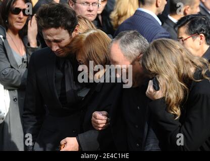 Parents assistant à la messe funéraire de l'acteur et chanteur français (de racines serbes) Filip Nikolic à l'église orthodoxe de Sainte-Geneviève-des-Bois, au sud de Paris, en France, le 24 septembre 2009. Filip Nikolic, l'ancien chanteur du célèbre boyband 2B3, est décédé à l'âge de 35 ans d'une crise cardiaque en raison d'une combinaison de pilules qu'il avait utilisées pour se mettre au sommeil. Il est devenu célèbre en France et en Europe en 1996 après avoir créé le premier boyband français avec ses deux meilleurs amis Adel Kachermi et Frank Delay. Photo de Frédéric Nebinger/ABACAPRESS.COM Banque D'Images