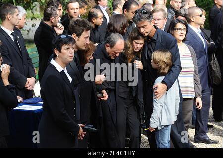 Parents assistant à la messe funéraire de l'acteur et chanteur français (de racines serbes) Filip Nikolic à l'église orthodoxe de Sainte-Geneviève-des-Bois, au sud de Paris, en France, le 24 septembre 2009. Filip Nikolic, l'ancien chanteur du célèbre boyband 2B3, est décédé à l'âge de 35 ans d'une crise cardiaque en raison d'une combinaison de pilules qu'il avait utilisées pour se mettre au sommeil. Il est devenu célèbre en France et en Europe en 1996 après avoir créé le premier boyband français avec ses deux meilleurs amis Adel Kachermi et Frank Delay. Photo de Frédéric Nebinger/ABACAPRESS.COM Banque D'Images